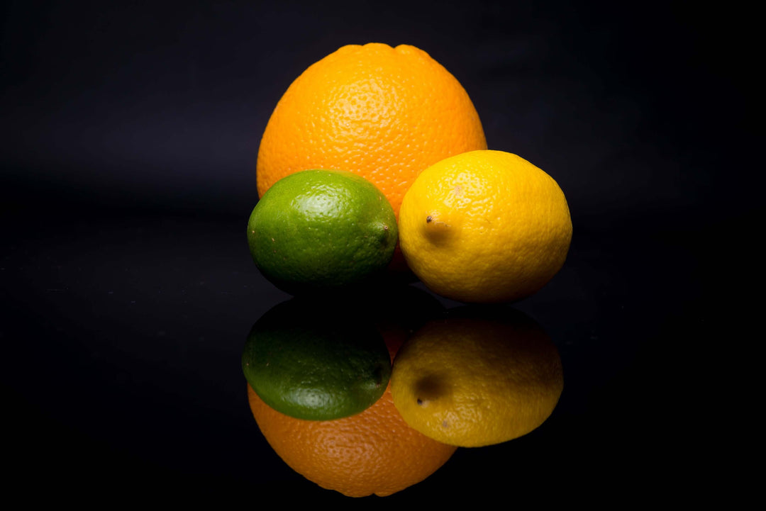 Orange, Zitrone und Limette. Aufzustehen und ein Glas Saft zum Frühstücks zu genießen – einfach unwiderstehlich!